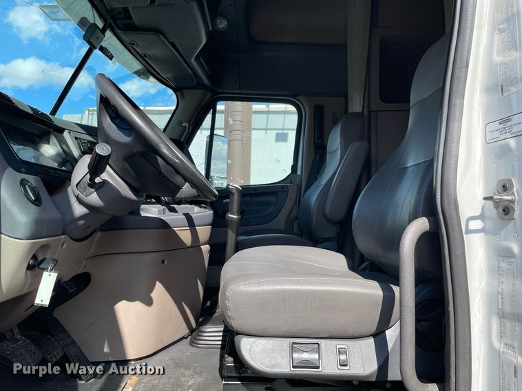 image for item MA9914 2011 Freightliner Cascadia  semi truck