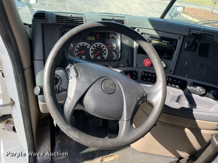 image for item MA9914 2011 Freightliner Cascadia  semi truck