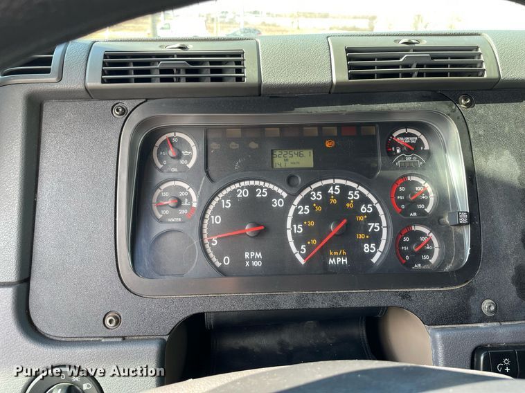 image for item MA9914 2011 Freightliner Cascadia  semi truck