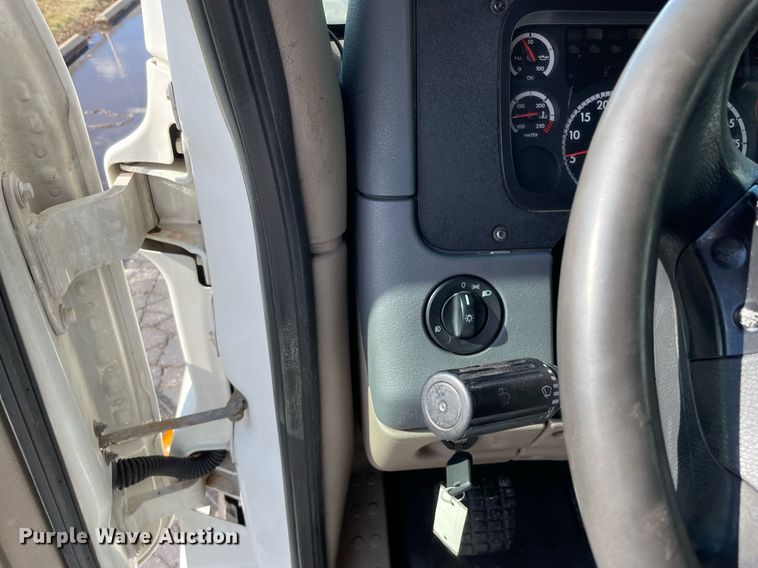 image for item MA9914 2011 Freightliner Cascadia  semi truck