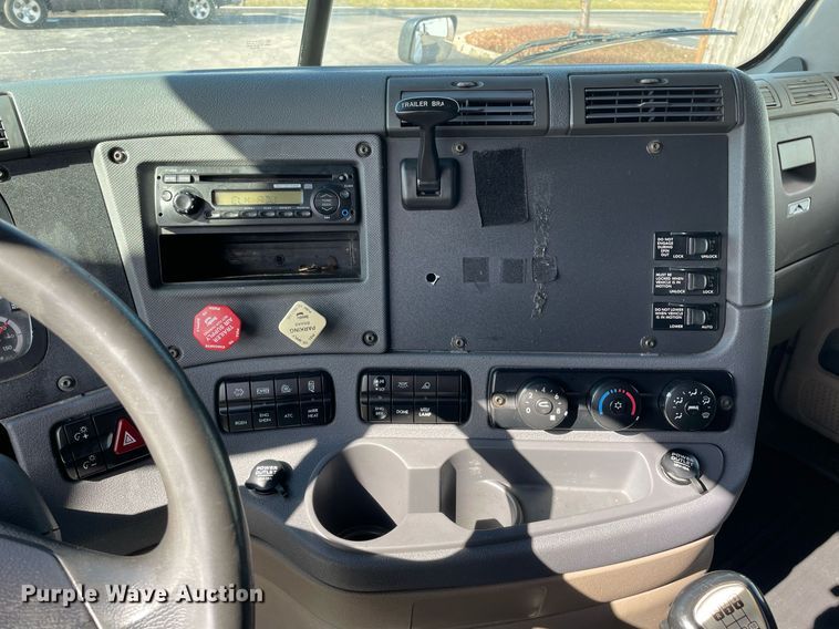 image for item MA9914 2011 Freightliner Cascadia  semi truck