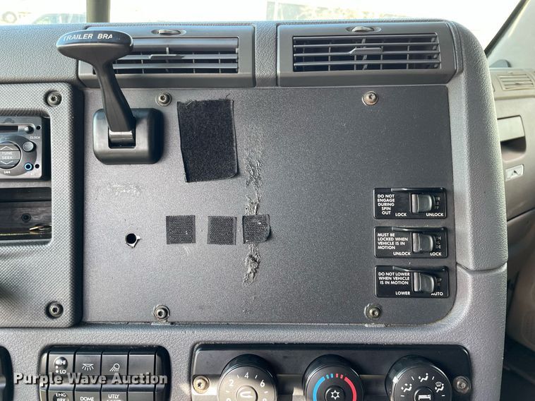 image for item MA9914 2011 Freightliner Cascadia  semi truck