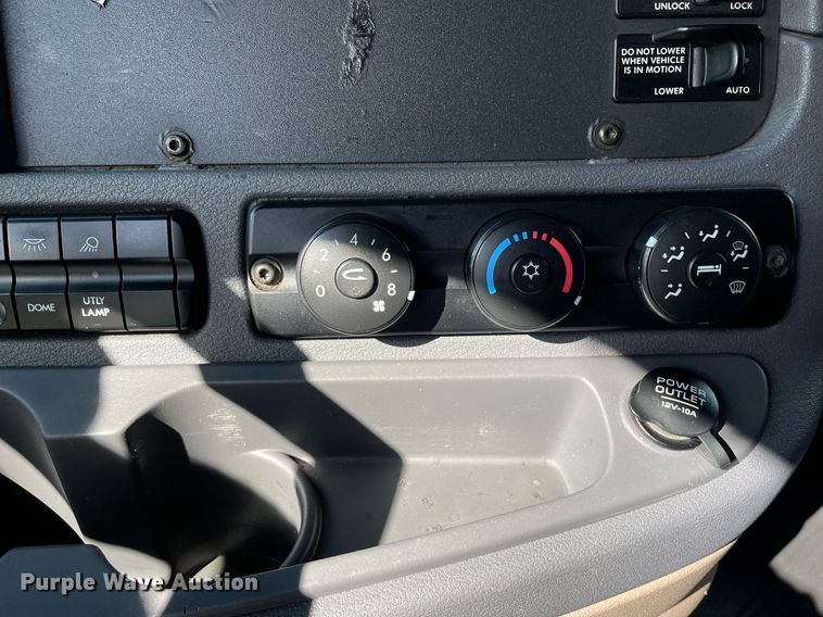 image for item MA9914 2011 Freightliner Cascadia  semi truck