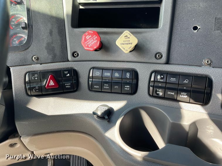 image for item MA9914 2011 Freightliner Cascadia  semi truck