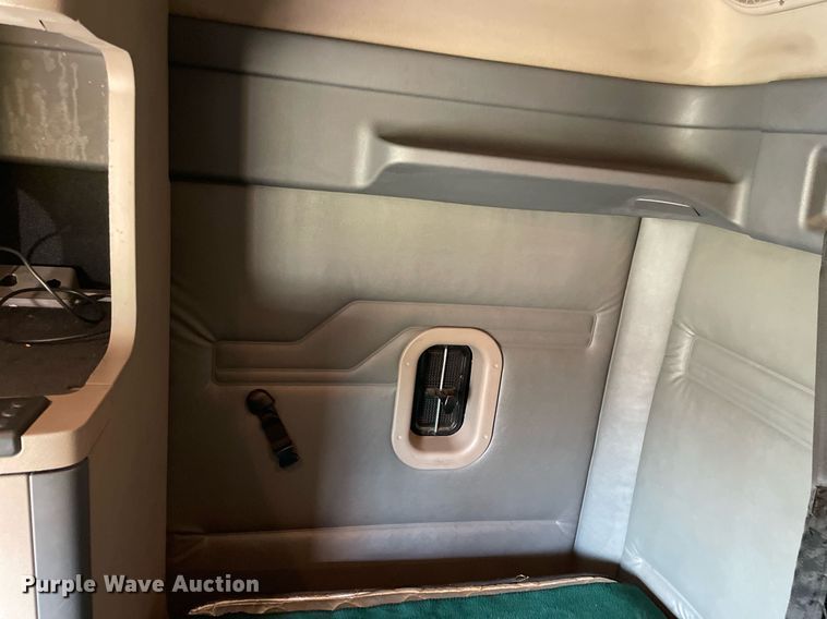 image for item MA9914 2011 Freightliner Cascadia  semi truck