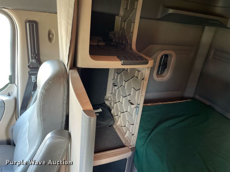 image for item MA9914 2011 Freightliner Cascadia  semi truck