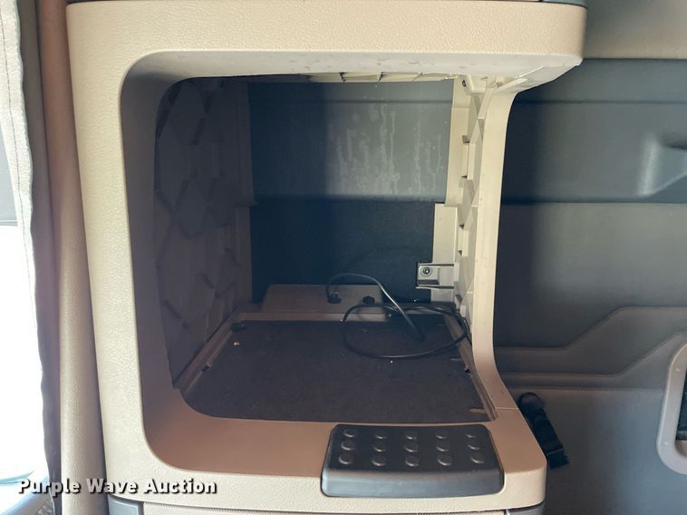 image for item MA9914 2011 Freightliner Cascadia  semi truck