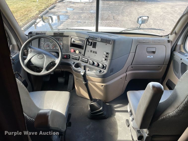 image for item MA9914 2011 Freightliner Cascadia  semi truck