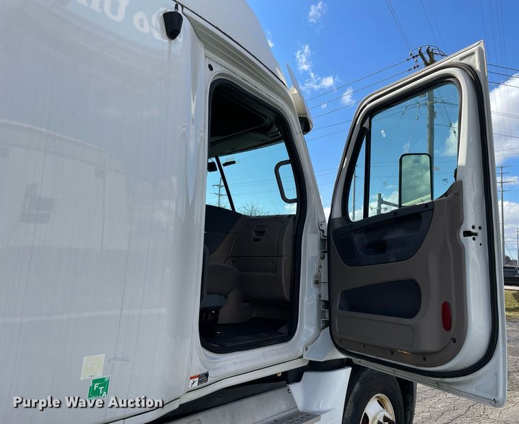 image for item MA9914 2011 Freightliner Cascadia  semi truck