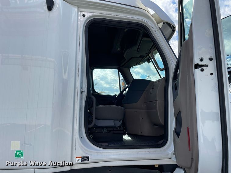 image for item MA9914 2011 Freightliner Cascadia  semi truck