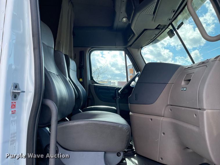 image for item MA9914 2011 Freightliner Cascadia  semi truck