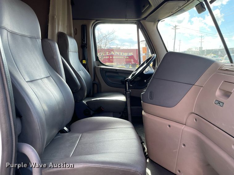 image for item MA9914 2011 Freightliner Cascadia  semi truck