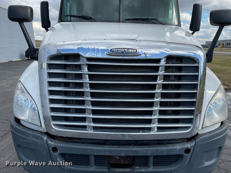 image for item MA9914 2011 Freightliner Cascadia  semi truck