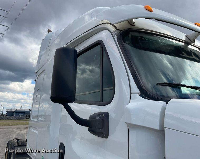 image for item MA9914 2011 Freightliner Cascadia  semi truck