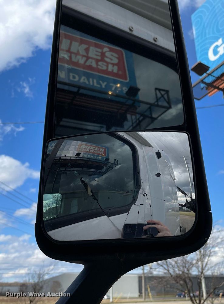 image for item MA9914 2011 Freightliner Cascadia  semi truck