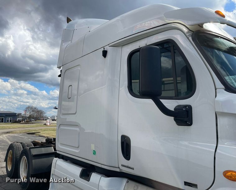 image for item MA9914 2011 Freightliner Cascadia  semi truck