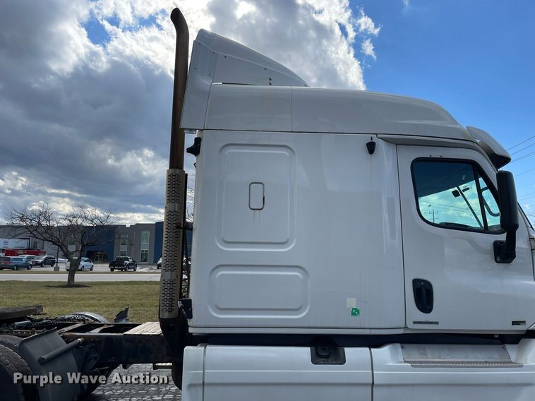 image for item MA9914 2011 Freightliner Cascadia  semi truck