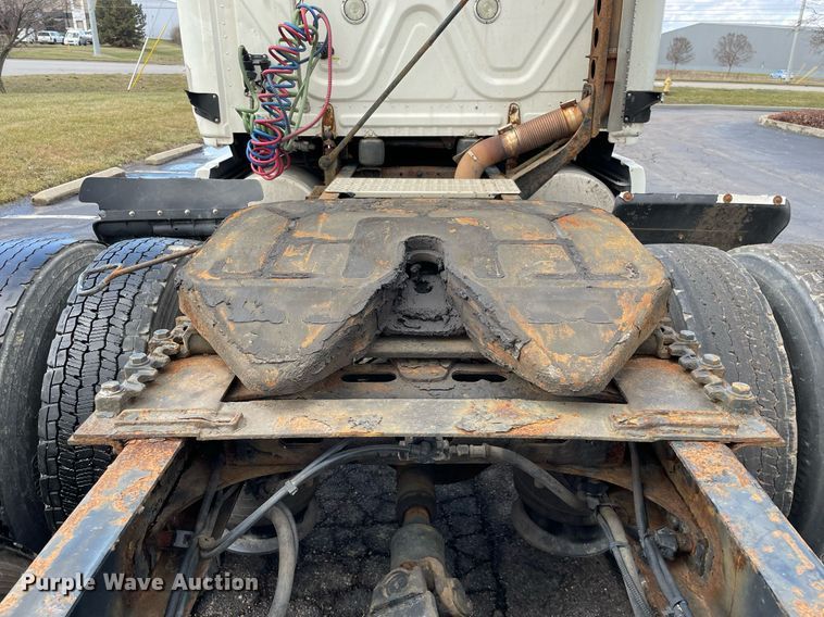 image for item MA9914 2011 Freightliner Cascadia  semi truck