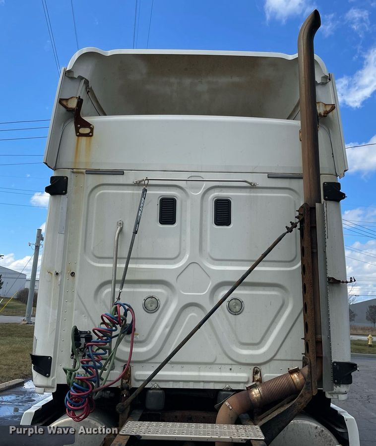 image for item MA9914 2011 Freightliner Cascadia  semi truck