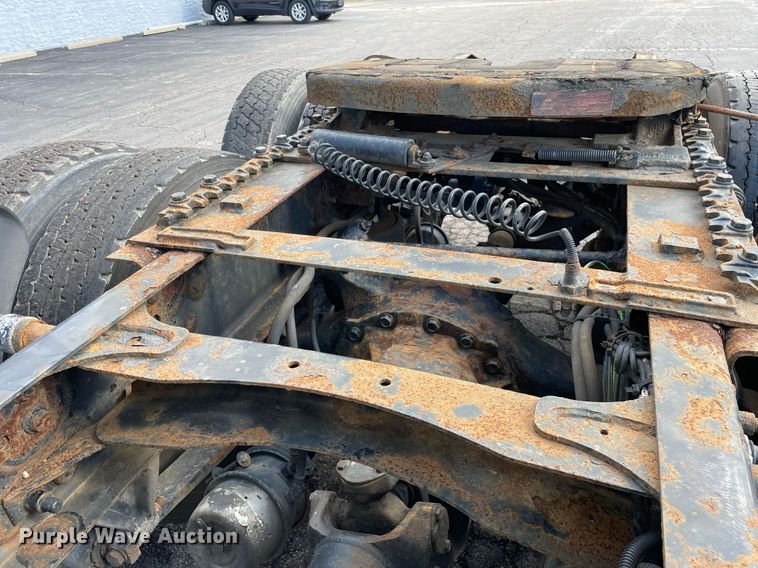 image for item MA9914 2011 Freightliner Cascadia  semi truck