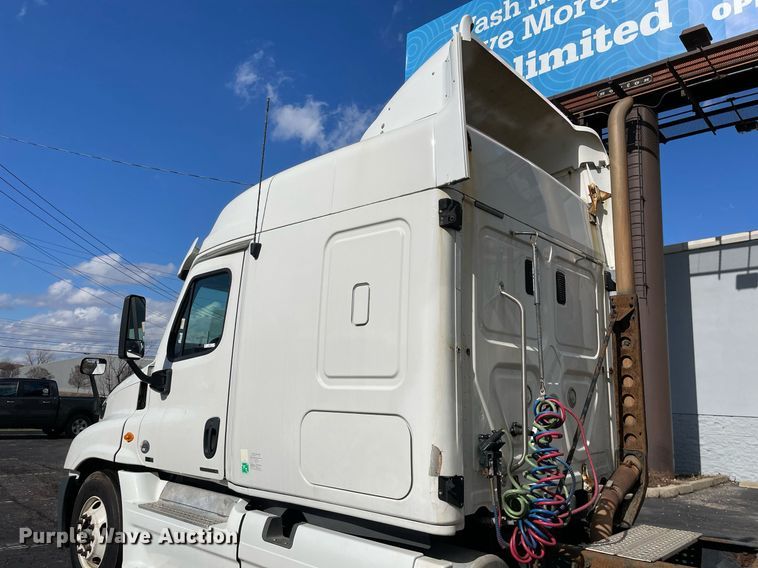 image for item MA9914 2011 Freightliner Cascadia  semi truck