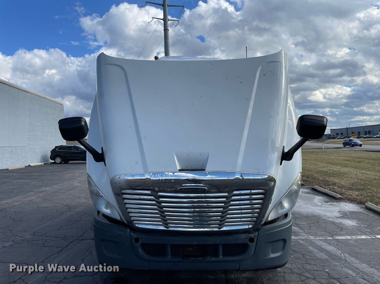 image for item MA9914 2011 Freightliner Cascadia  semi truck