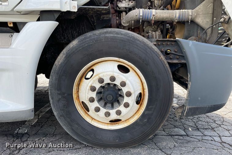 image for item MA9914 2011 Freightliner Cascadia  semi truck