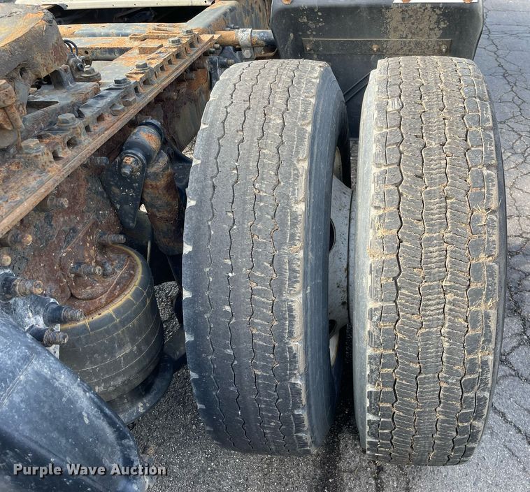 image for item MA9914 2011 Freightliner Cascadia  semi truck