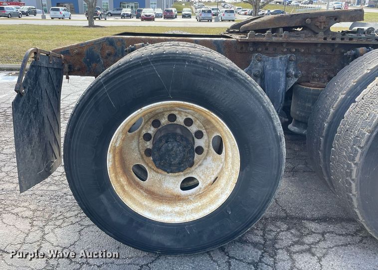 image for item MA9914 2011 Freightliner Cascadia  semi truck