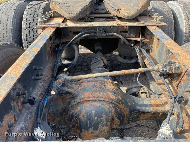 image for item MA9914 2011 Freightliner Cascadia  semi truck