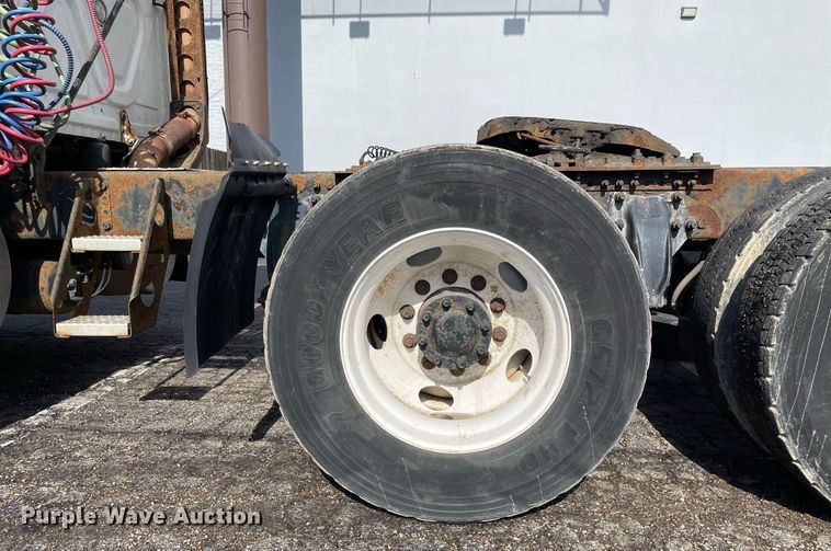 image for item MA9914 2011 Freightliner Cascadia  semi truck