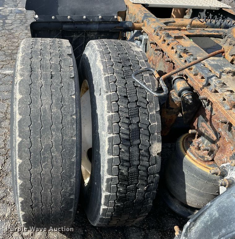 image for item MA9914 2011 Freightliner Cascadia  semi truck