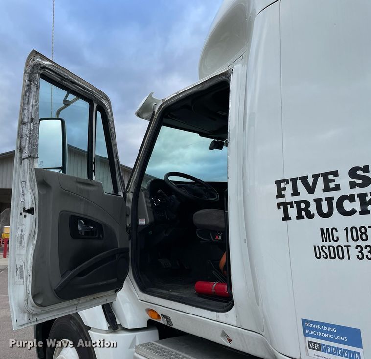 image for item MA9916 2015 International ProStar Plus 122  semi truck