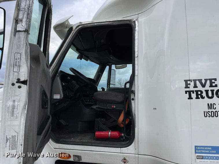 image for item MA9916 2015 International ProStar Plus 122  semi truck