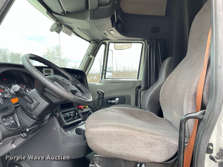 image for item MA9916 2015 International ProStar Plus 122  semi truck