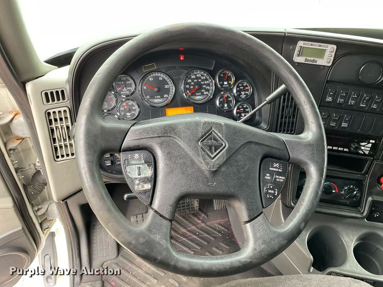 image for item MA9916 2015 International ProStar Plus 122  semi truck