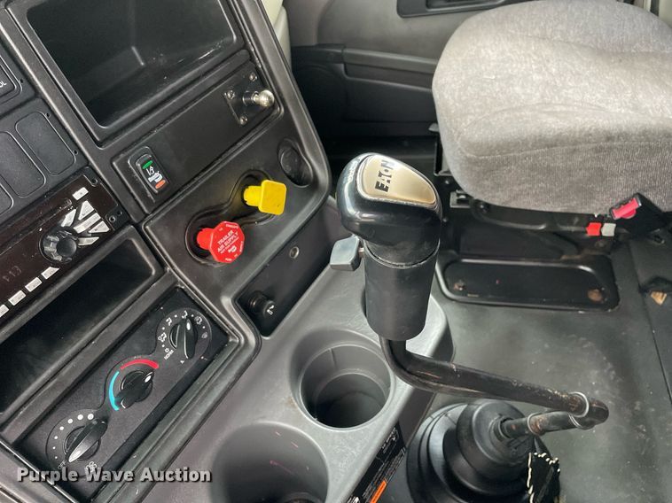 image for item MA9916 2015 International ProStar Plus 122  semi truck