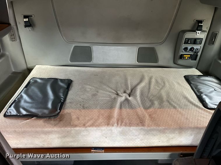 image for item MA9916 2015 International ProStar Plus 122  semi truck