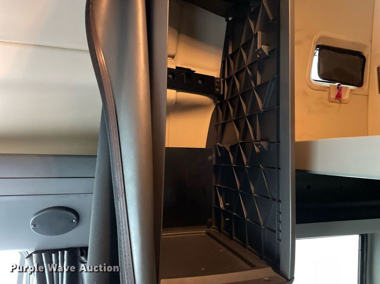 image for item MA9916 2015 International ProStar Plus 122  semi truck