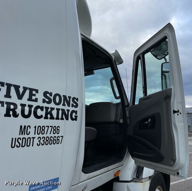 image for item MA9916 2015 International ProStar Plus 122  semi truck