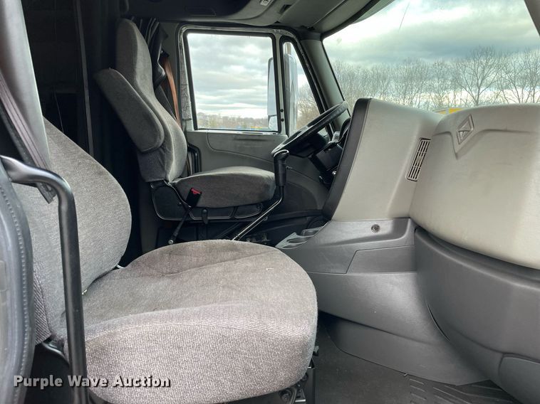 image for item MA9916 2015 International ProStar Plus 122  semi truck