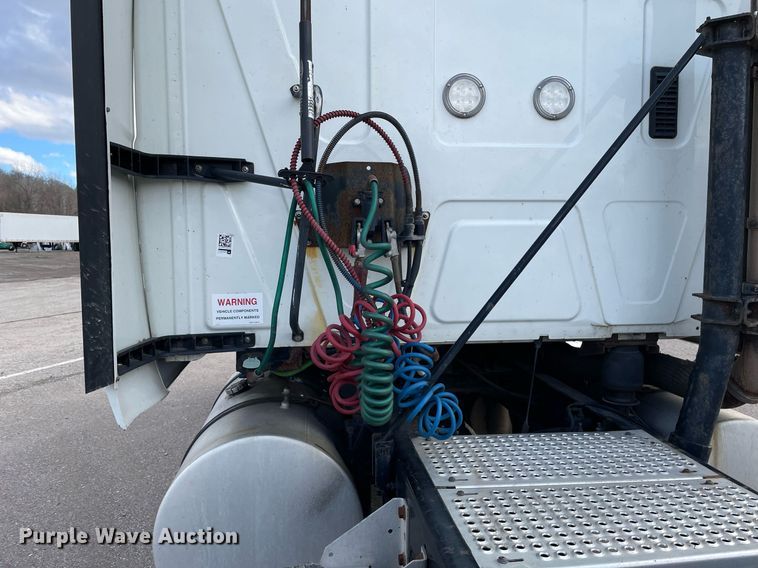 image for item MA9916 2015 International ProStar Plus 122  semi truck