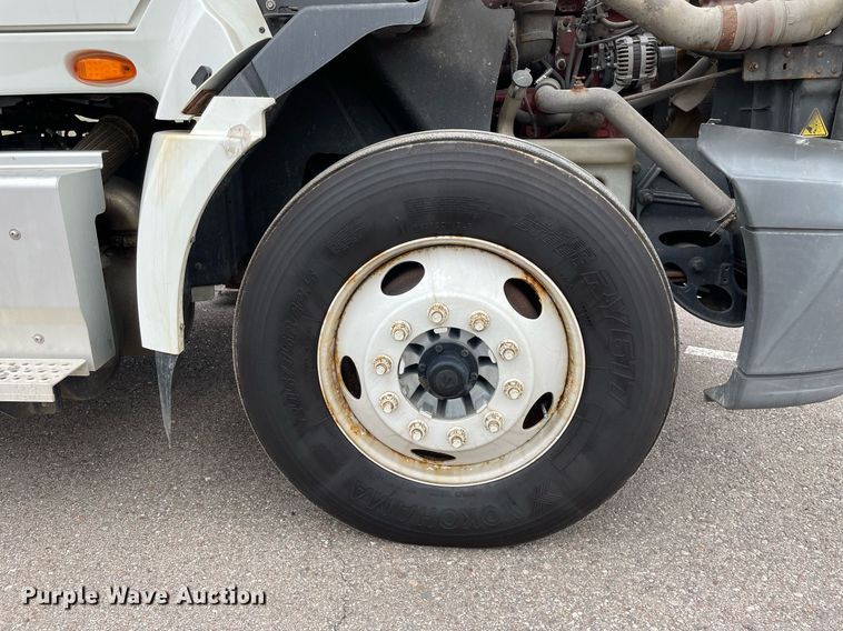 image for item MA9916 2015 International ProStar Plus 122  semi truck