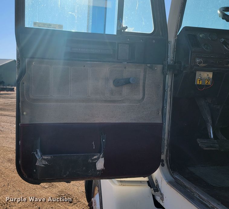 image for item ME9752 1990 Freightliner  rollback truck