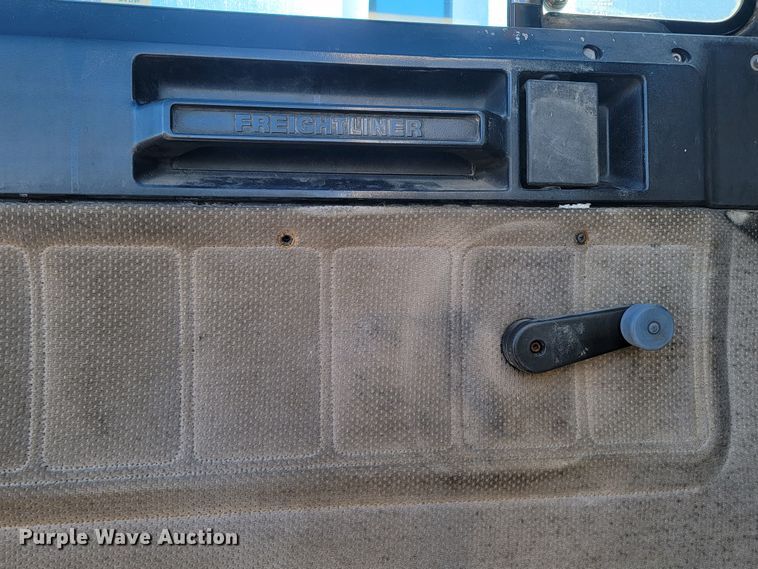 image for item ME9752 1990 Freightliner  rollback truck