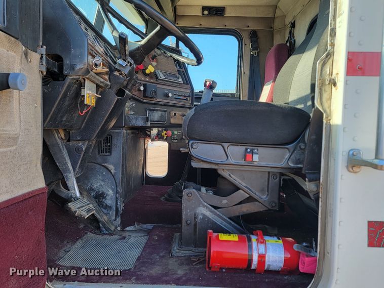 image for item ME9752 1990 Freightliner  rollback truck