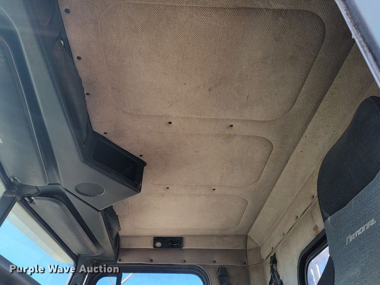 image for item ME9752 1990 Freightliner  rollback truck