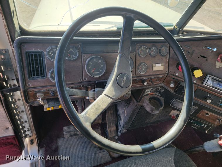 image for item ME9752 1990 Freightliner  rollback truck