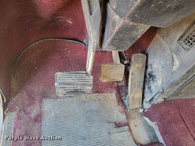 image for item ME9752 1990 Freightliner  rollback truck