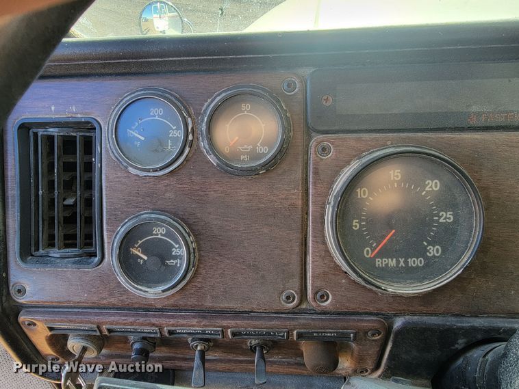 image for item ME9752 1990 Freightliner  rollback truck